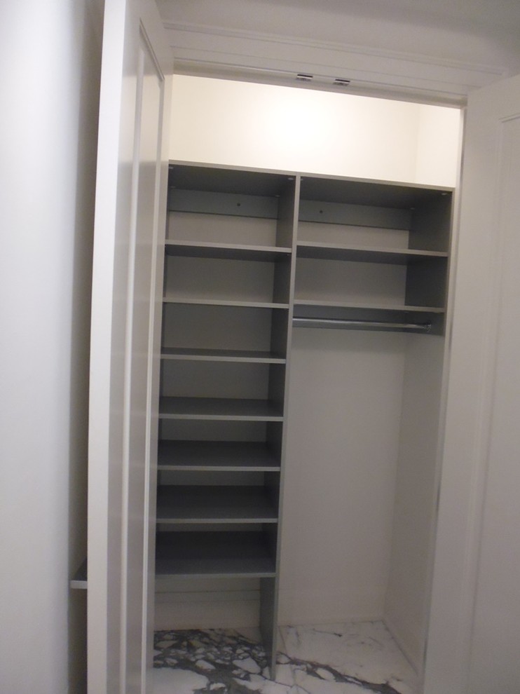 Foto de armario unisex moderno pequeño con armarios abiertos y puertas de armario de madera clara