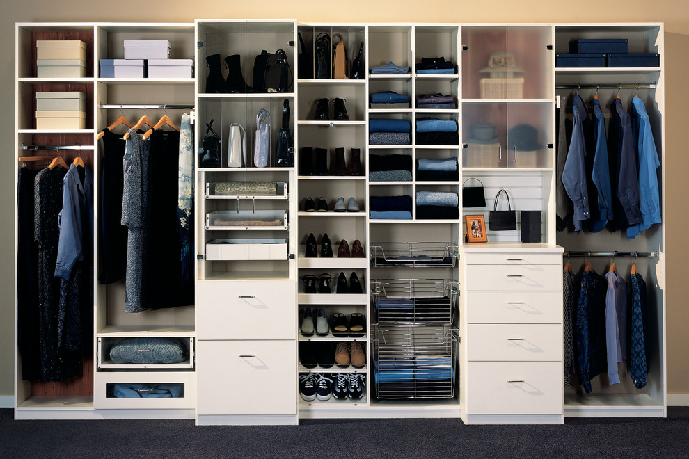 Foto de armario de tamaño medio con armarios con paneles lisos y puertas de armario blancas