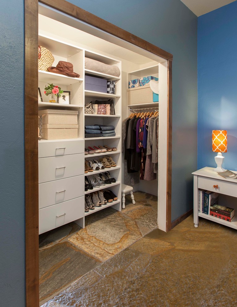 Ejemplo de armario de mujer tradicional renovado pequeño con armarios con paneles lisos, puertas de armario blancas y suelo de pizarra