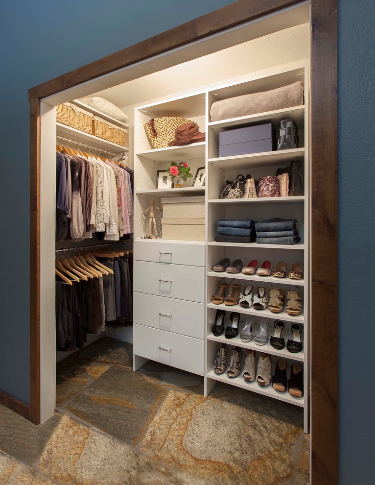 Diseño de armario de mujer clásico renovado pequeño con armarios con paneles lisos, puertas de armario blancas y suelo de pizarra