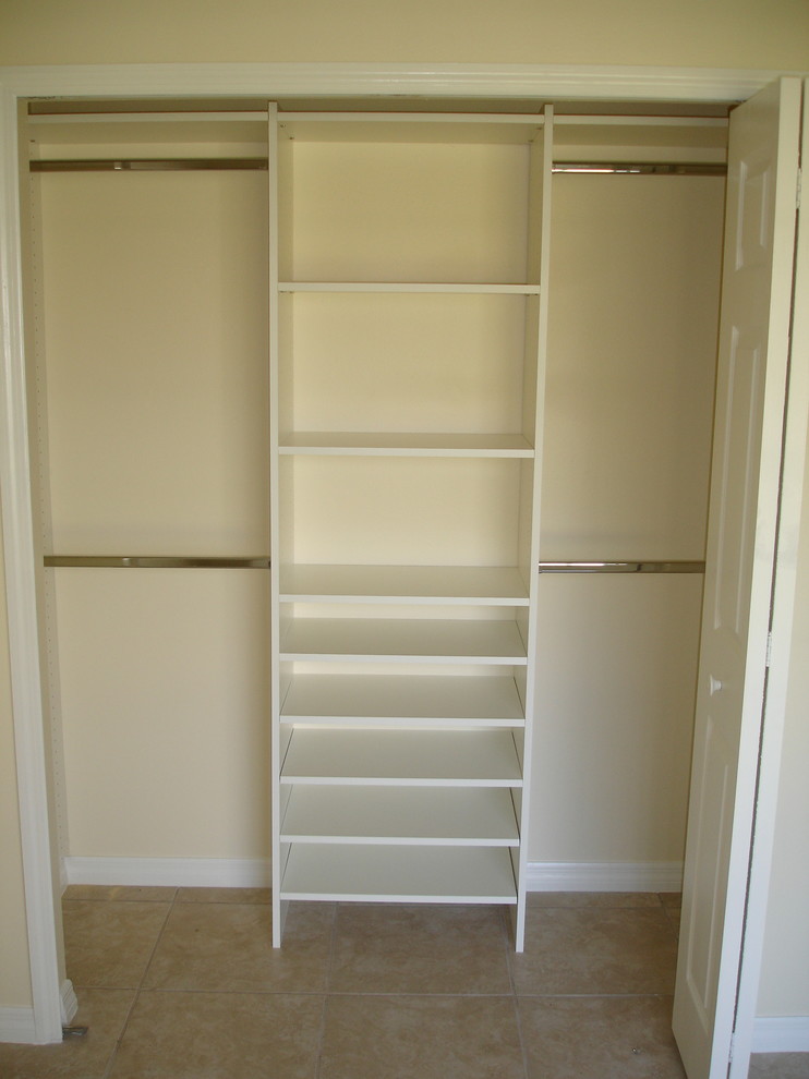 Foto de armario actual con puertas de armario blancas