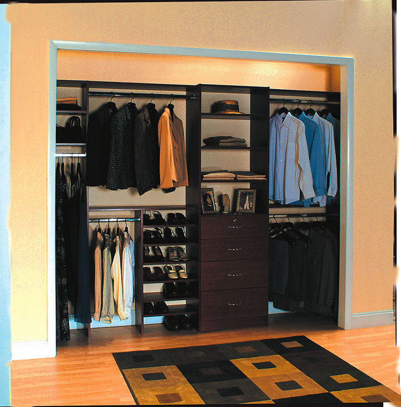 Modelo de armario unisex clásico de tamaño medio con armarios abiertos, puertas de armario de madera en tonos medios y suelo de madera clara