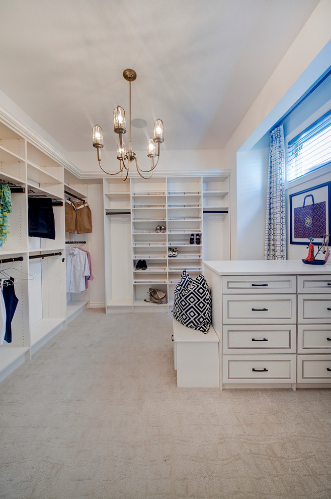 Ejemplo de armario vestidor de mujer contemporáneo grande con armarios con paneles empotrados, puertas de armario blancas y moqueta