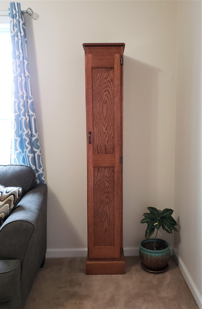 Imagen de armario y vestidor clásico con armarios con paneles empotrados, puertas de armario de madera oscura, moqueta y suelo marrón