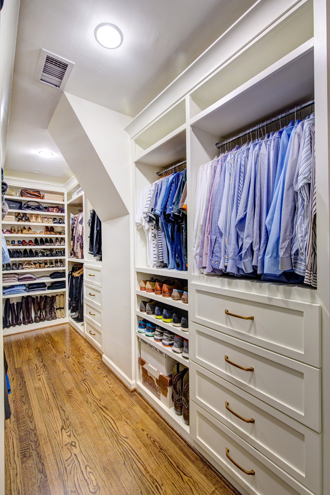 Ejemplo de armario vestidor unisex de estilo de casa de campo de tamaño medio con armarios abiertos, puertas de armario blancas, suelo de madera en tonos medios y suelo marrón