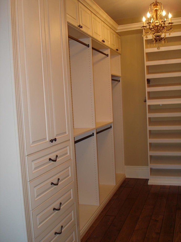 Idéer för stora vintage walk-in-closets för kvinnor, med luckor med upphöjd panel, vita skåp och mellanmörkt trägolv