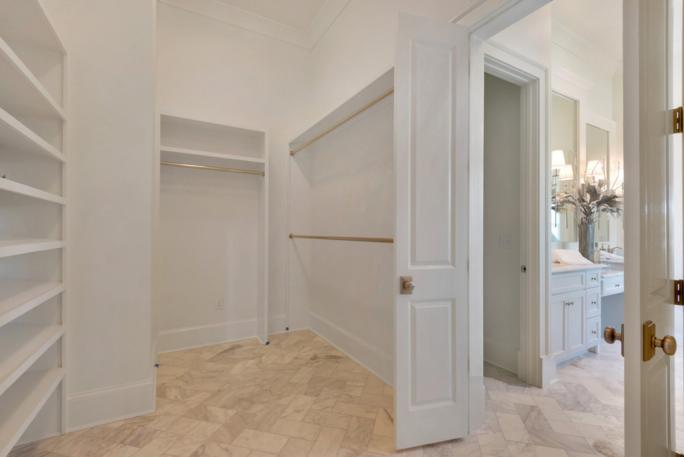 Свежая идея для дизайна: большая гардеробная комната унисекс в морском стиле с открытыми фасадами, белыми фасадами и мраморным полом - отличное фото интерьера