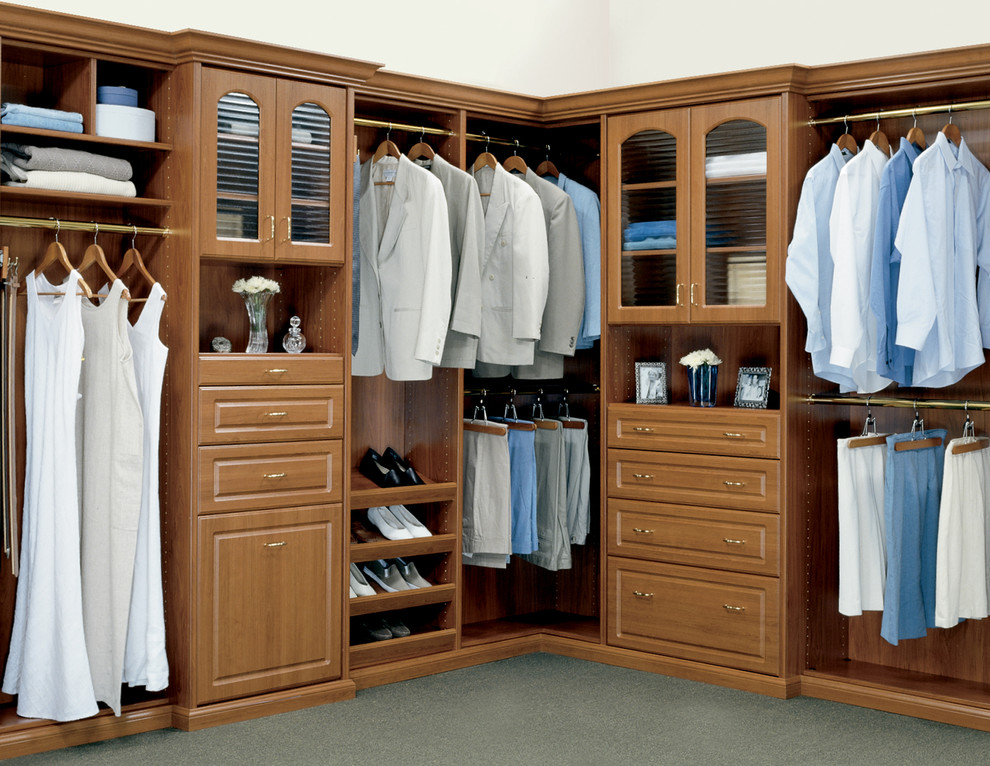 Foto de armario vestidor unisex tradicional grande con armarios con paneles con relieve y puertas de armario de madera oscura