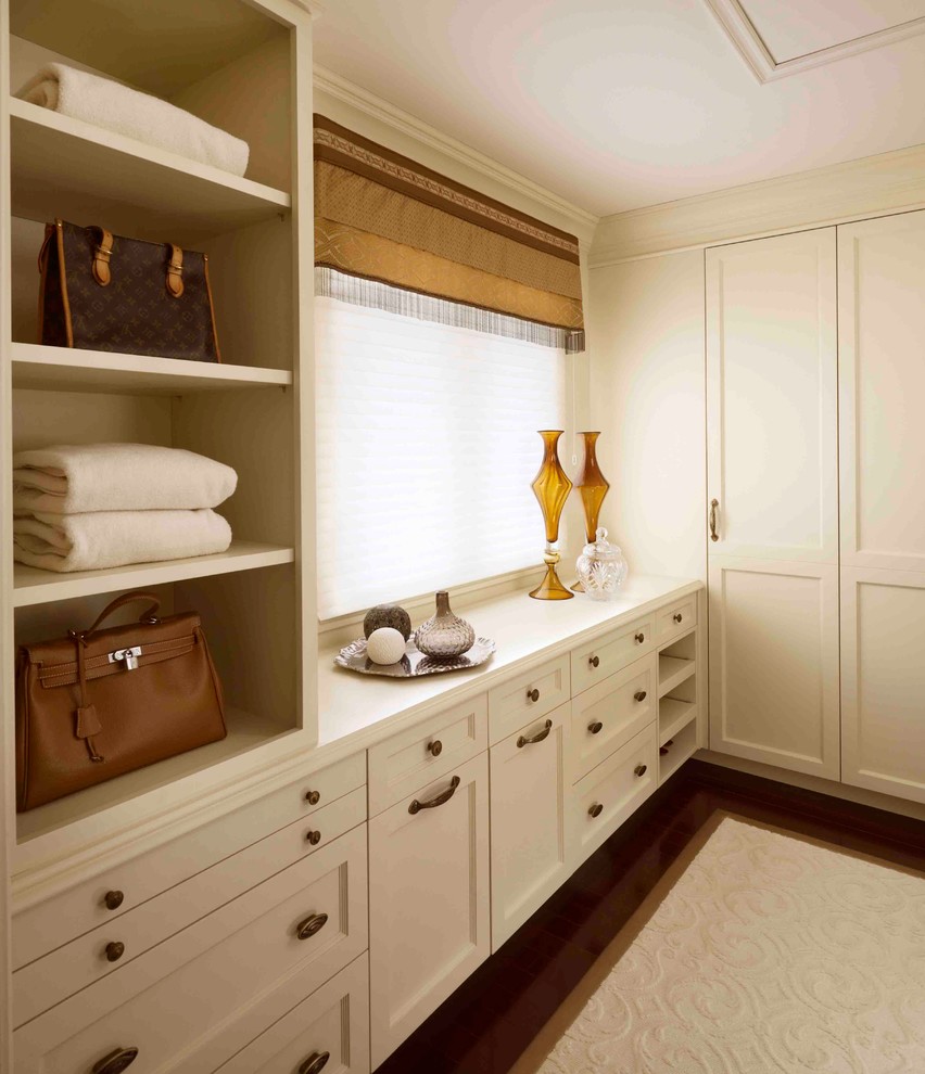 Modelo de armario vestidor unisex tradicional extra grande con armarios estilo shaker, puertas de armario blancas y suelo de madera oscura