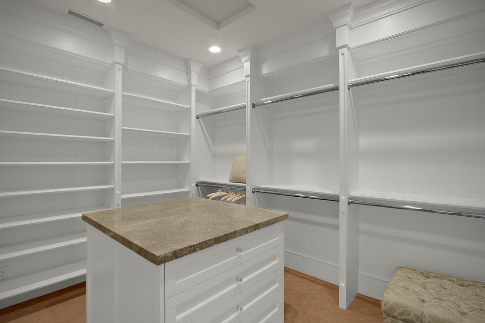 Imagen de armario vestidor unisex actual grande con armarios estilo shaker, puertas de armario blancas, moqueta y suelo beige