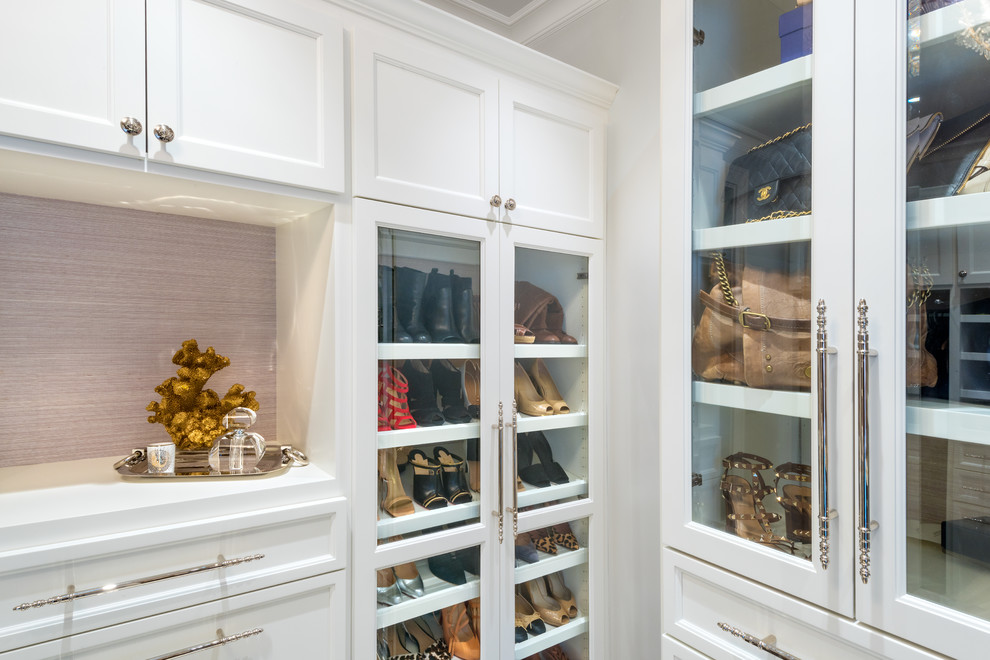 Ejemplo de armario vestidor de mujer clásico renovado de tamaño medio con armarios con paneles empotrados y puertas de armario blancas
