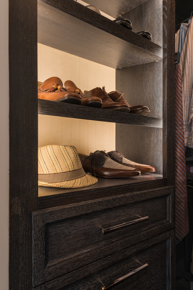 Diseño de armario vestidor de hombre tradicional renovado de tamaño medio con armarios con paneles empotrados y puertas de armario de madera en tonos medios
