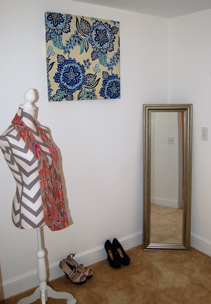 Cette image montre un dressing room traditionnel de taille moyenne pour une femme avec moquette.