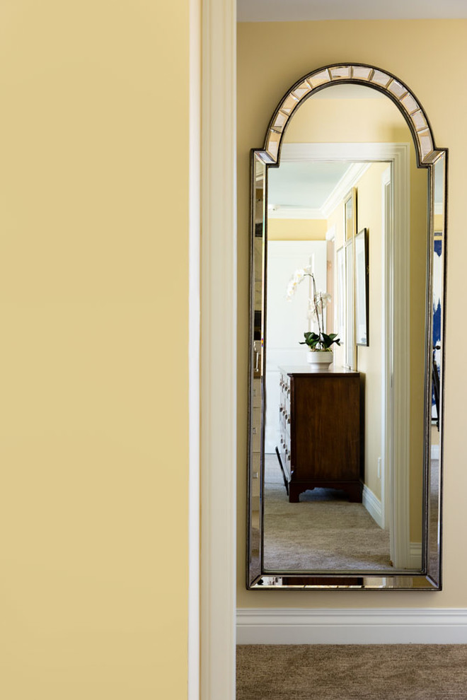 Idée de décoration pour un dressing room tradition de taille moyenne et neutre avec moquette et un sol marron.