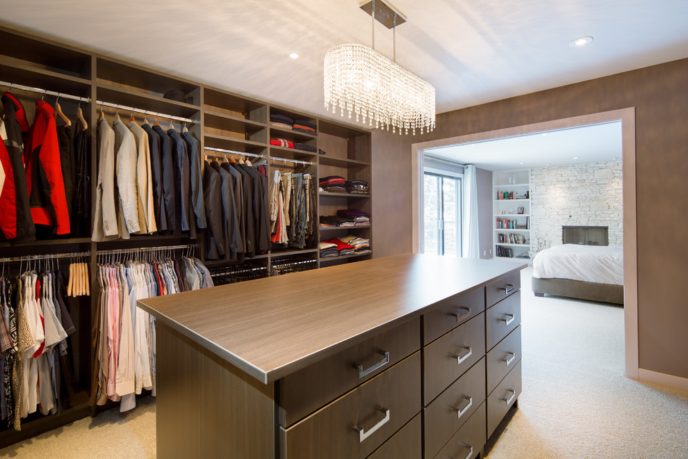 Foto de armario vestidor unisex actual de tamaño medio con moqueta, armarios abiertos y puertas de armario marrones