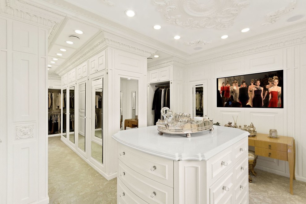 Exempel på ett klassiskt walk-in-closet för kvinnor, med vita skåp, heltäckningsmatta och beiget golv