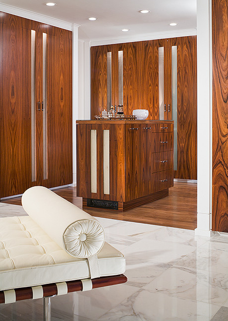 Diseño de vestidor unisex clásico renovado grande con armarios con paneles lisos, puertas de armario marrones, suelo de madera oscura y suelo marrón