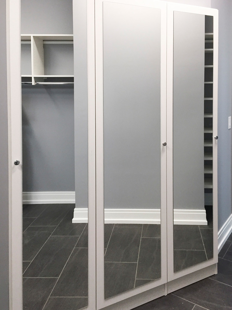 Foto de armario vestidor unisex contemporáneo grande con armarios con paneles lisos, puertas de armario grises y suelo gris