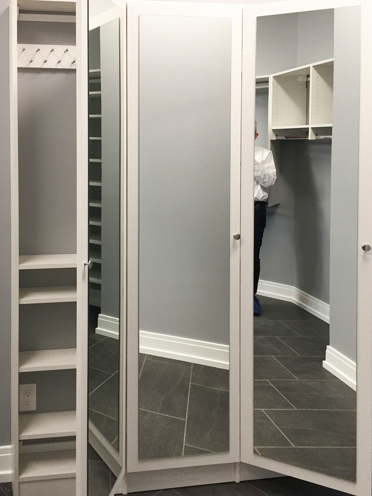 Foto de armario vestidor unisex actual grande con armarios con paneles lisos, puertas de armario grises y suelo gris