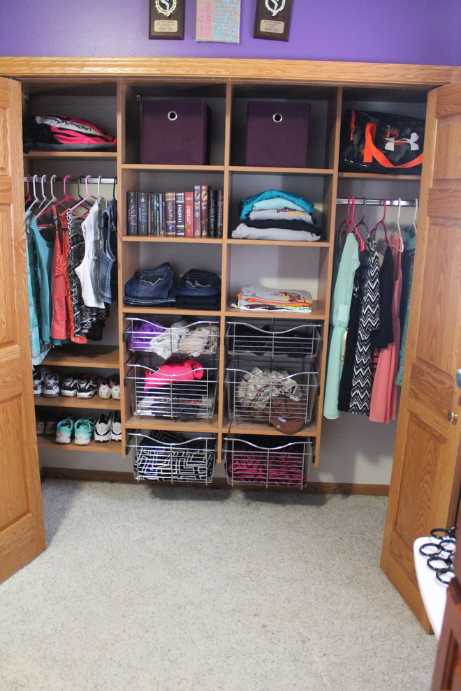 Imagen de armario unisex clásico de tamaño medio con puertas de armario de madera en tonos medios, suelo gris, armarios abiertos y moqueta
