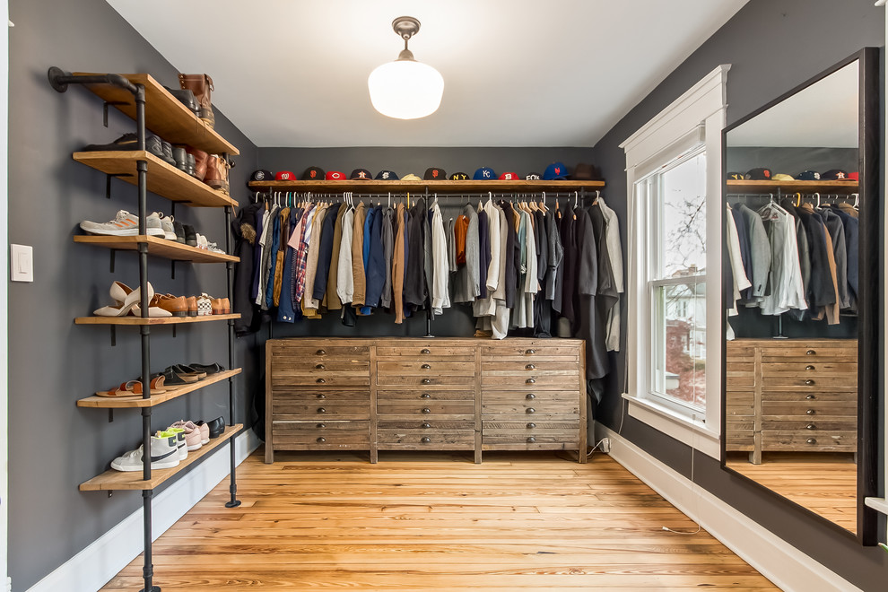 Imagen de armario y vestidor unisex tradicional renovado con armarios abiertos, puertas de armario de madera oscura y suelo marrón