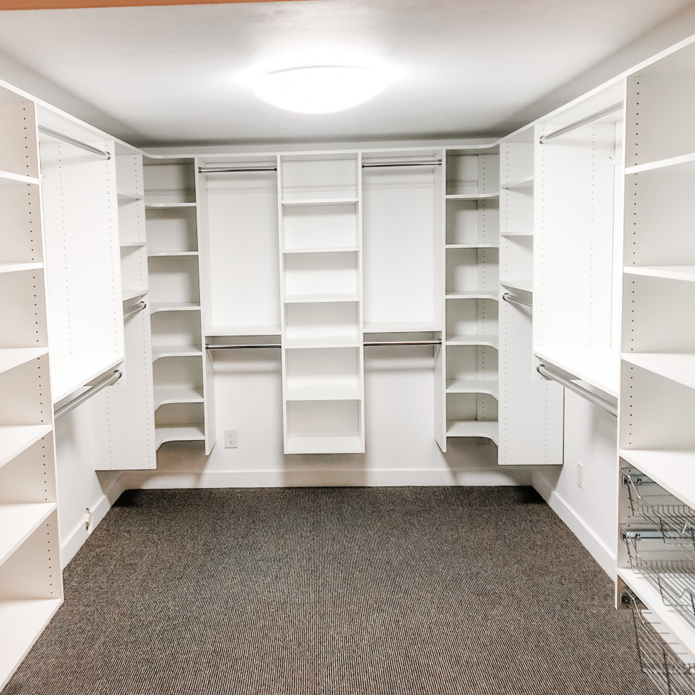 Foto på ett stort eklektiskt walk-in-closet för könsneutrala, med öppna hyllor, vita skåp, heltäckningsmatta och grått golv