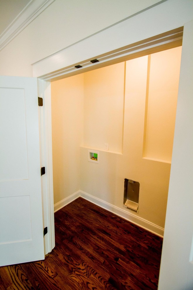 Foto di un armadio o armadio a muro unisex chic di medie dimensioni con parquet scuro e pavimento marrone