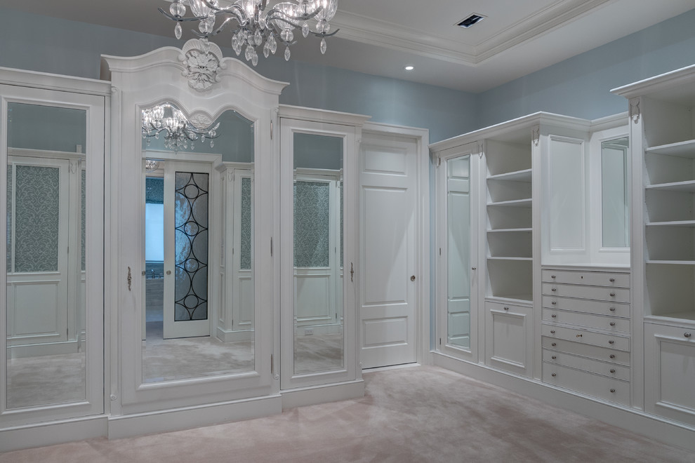 Источник вдохновения для домашнего уюта: огромная гардеробная комната в классическом стиле с белыми фасадами и ковровым покрытием для женщин
