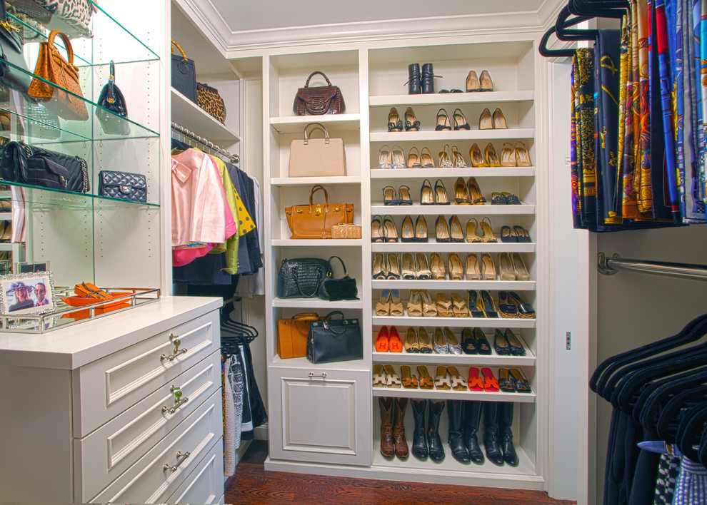 Foto de armario vestidor de mujer tradicional de tamaño medio con armarios con paneles con relieve, puertas de armario blancas y suelo de madera en tonos medios