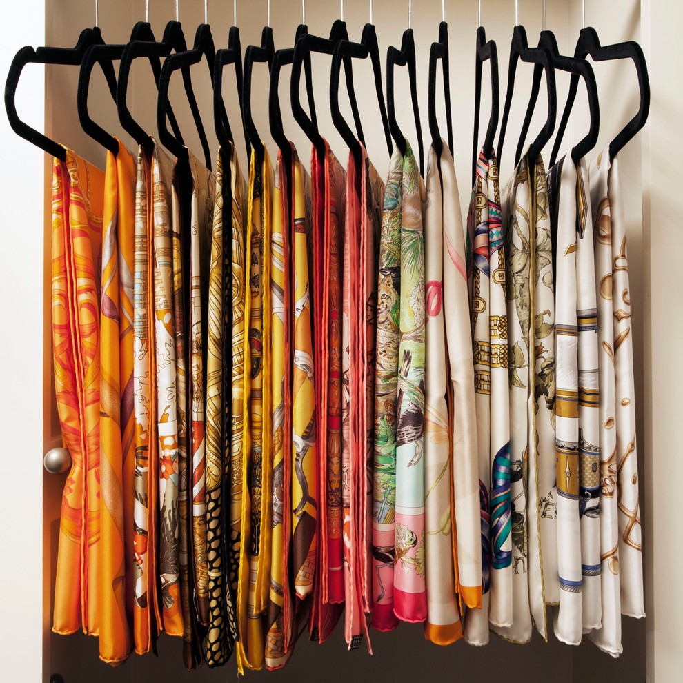 Foto de armario vestidor de mujer tradicional de tamaño medio con armarios con paneles con relieve y puertas de armario blancas