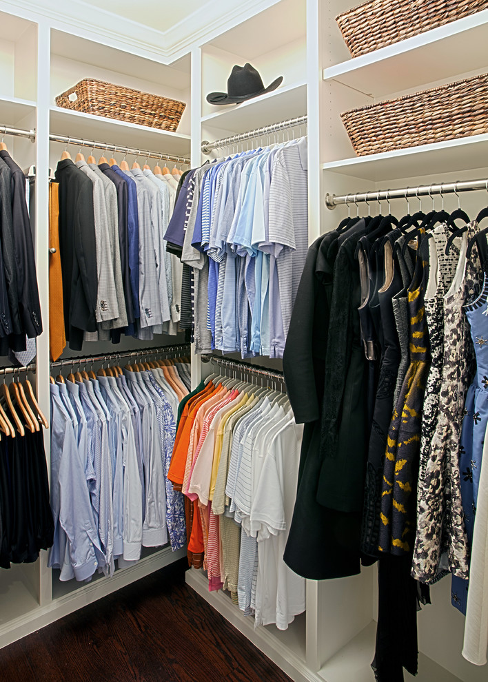 Imagen de armario vestidor de hombre clásico de tamaño medio con armarios con paneles con relieve, puertas de armario blancas y suelo de madera en tonos medios