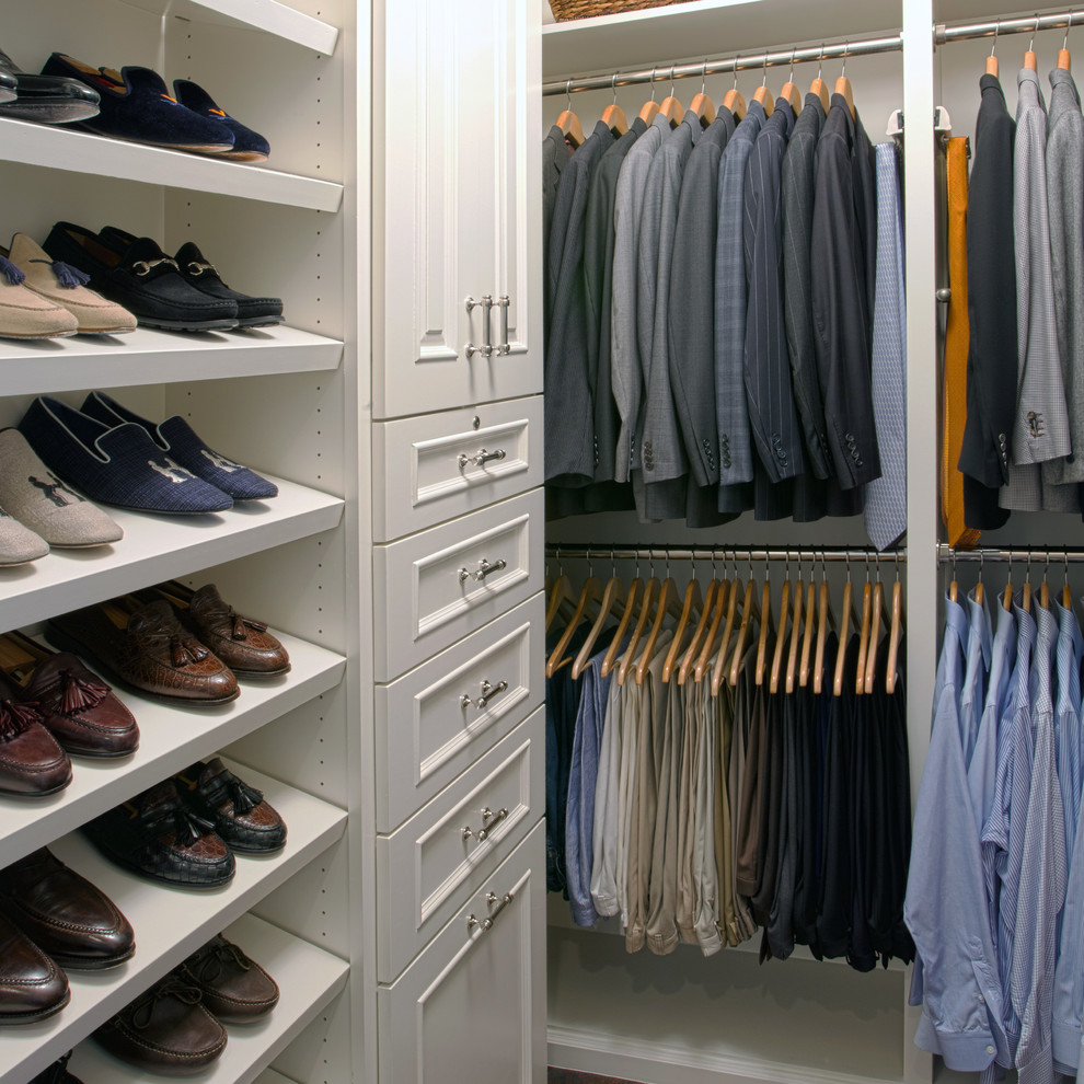 Ejemplo de armario vestidor de hombre tradicional de tamaño medio con puertas de armario blancas y armarios con paneles empotrados