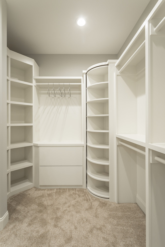 Foto de armario vestidor unisex campestre con armarios con paneles lisos, moqueta y suelo beige