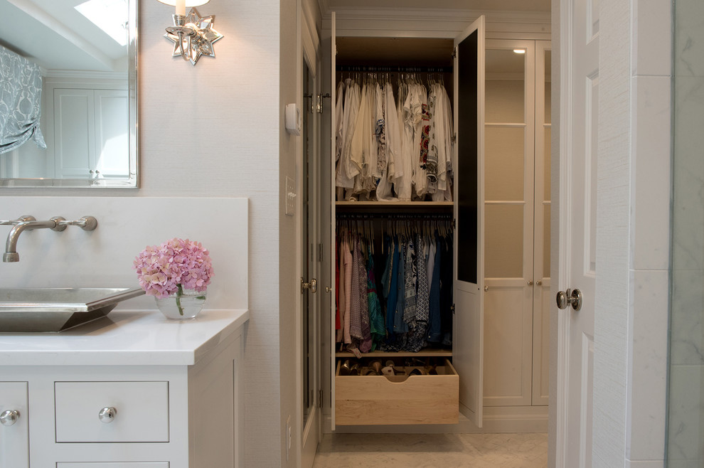 Modelo de armario y vestidor clásico extra grande con armarios con paneles empotrados, puertas de armario blancas, suelo de baldosas de cerámica y suelo blanco