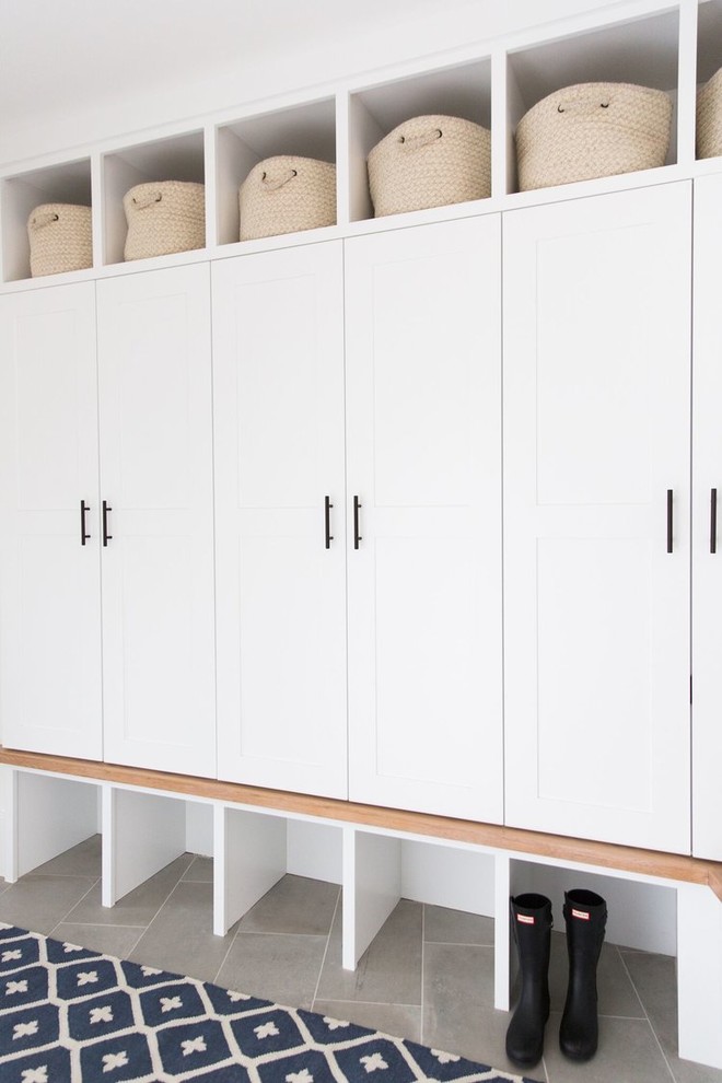 Foto de vestidor unisex tradicional renovado grande con armarios estilo shaker, moqueta, suelo gris y puertas de armario blancas