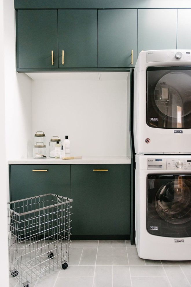 Ejemplo de lavadero tradicional renovado grande con armarios estilo shaker, puertas de armario verdes, moqueta y suelo gris