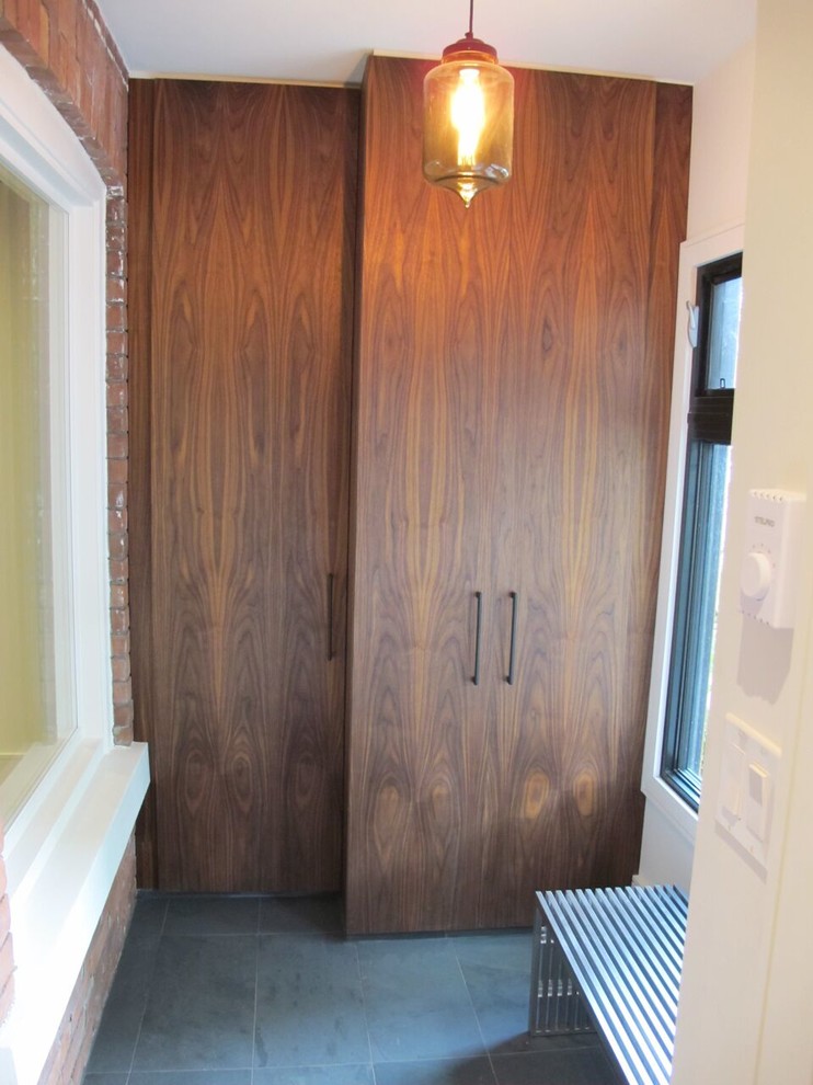 トロントにある高級な中くらいなコンテンポラリースタイルのおしゃれなウォークインクローゼット (フラットパネル扉のキャビネット、中間色木目調キャビネット、スレートの床) の写真