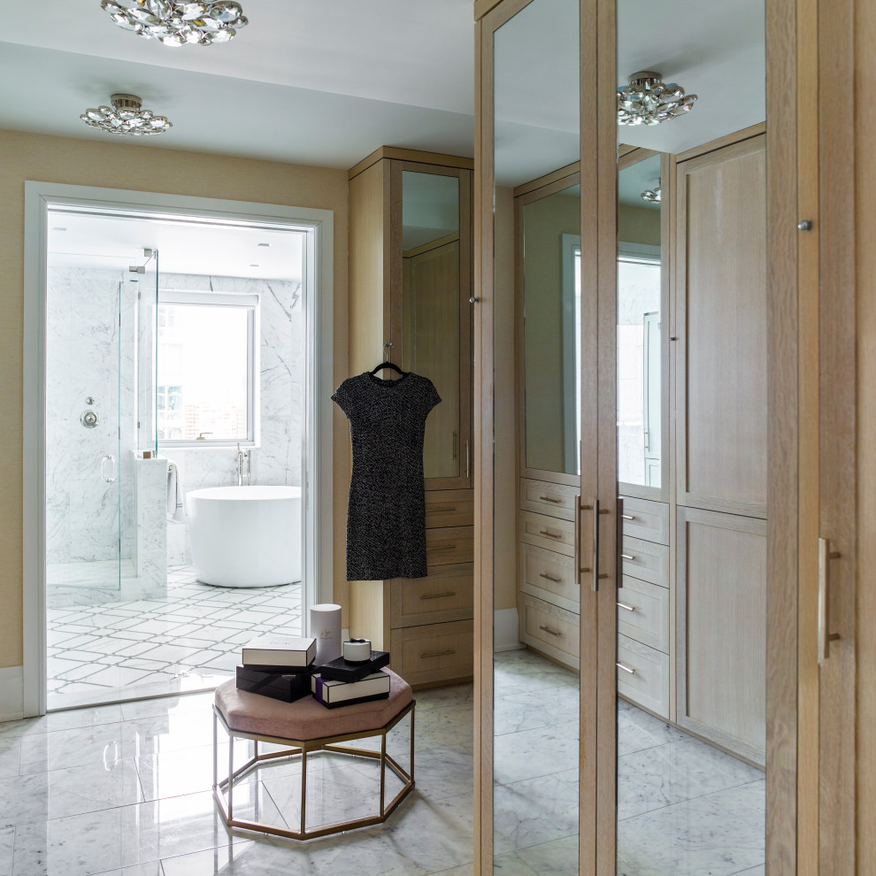 Idées déco pour un grand dressing classique en bois clair avec un placard à porte shaker, un sol en marbre et un sol blanc.