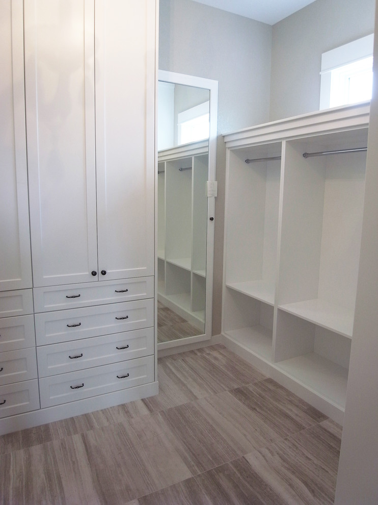 Пример оригинального дизайна: гардеробная комната в стиле неоклассика (современная классика) с белыми фасадами и плоскими фасадами для женщин