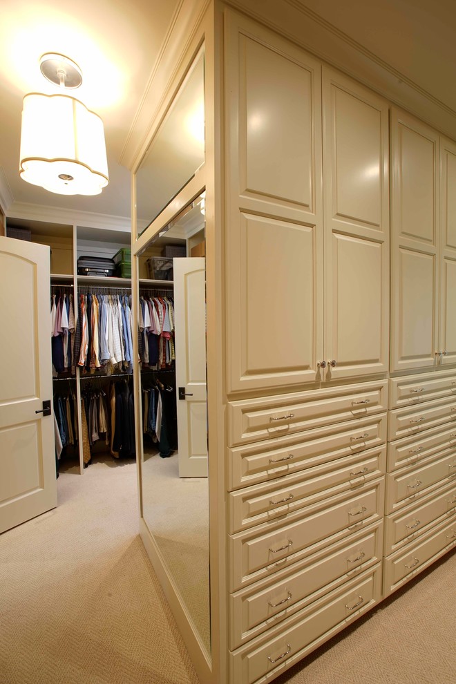 Diseño de armario y vestidor de hombre clásico con armarios con paneles empotrados y puertas de armario blancas