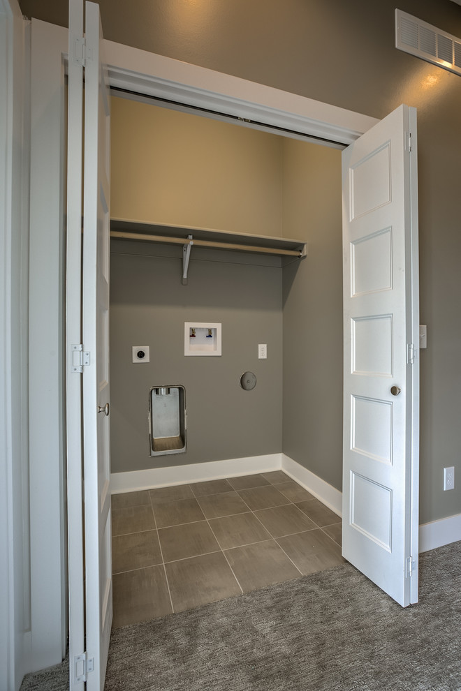 Inredning av ett klassiskt mellanstort walk-in-closet för könsneutrala, med vita skåp, heltäckningsmatta, beiget golv och öppna hyllor