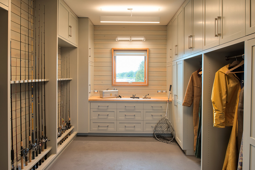 Immagine di armadi e cabine armadio chic con ante in stile shaker, ante grigie e pavimento grigio