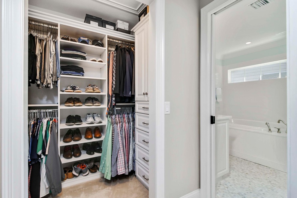 Imagen de armario vestidor unisex costero de tamaño medio con armarios con paneles con relieve, puertas de armario blancas y moqueta