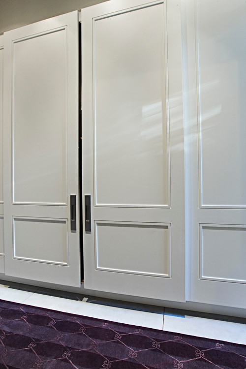 На фото: большой шкаф в нише унисекс в стиле неоклассика (современная классика) с белыми фасадами