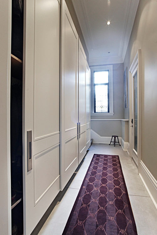 Imagen de armario unisex tradicional renovado grande con puertas de armario blancas