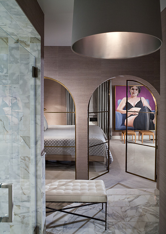 ニューヨークにある高級な中くらいなトランジショナルスタイルのおしゃれなフィッティングルーム (ガラス扉のキャビネット、グレーのキャビネット、大理石の床、白い床) の写真