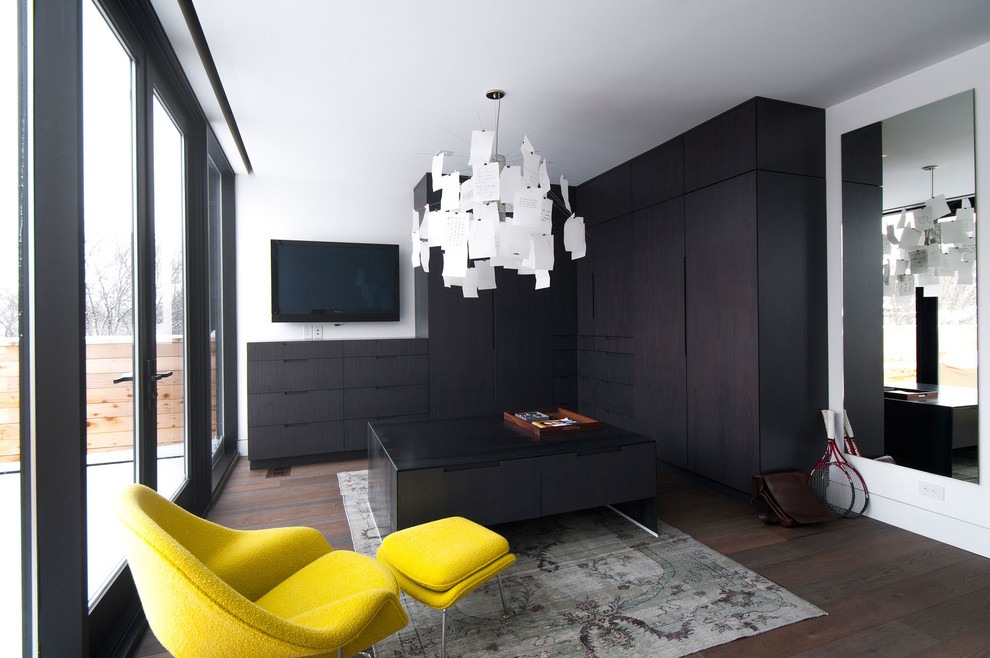 На фото: гардеробная комната в стиле модернизм с темными деревянными фасадами с