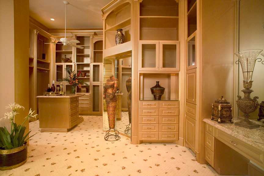 Geräumiges, Neutrales Mediterranes Ankleidezimmer mit Ankleidebereich, hellen Holzschränken und Teppichboden in Houston