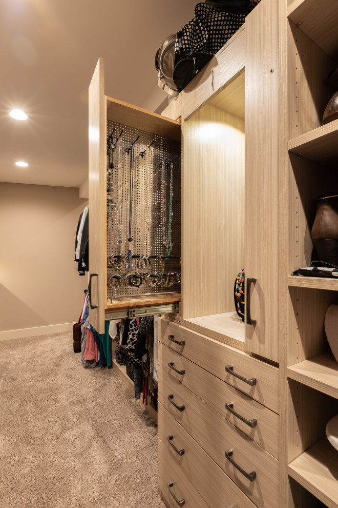 Idéer för ett stort rustikt walk-in-closet för kvinnor, med öppna hyllor, bruna skåp, heltäckningsmatta och brunt golv
