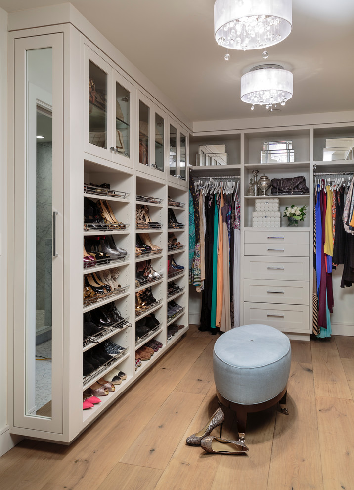 Inspiration för ett stort vintage walk-in-closet för kvinnor, med öppna hyllor, vita skåp och ljust trägolv
